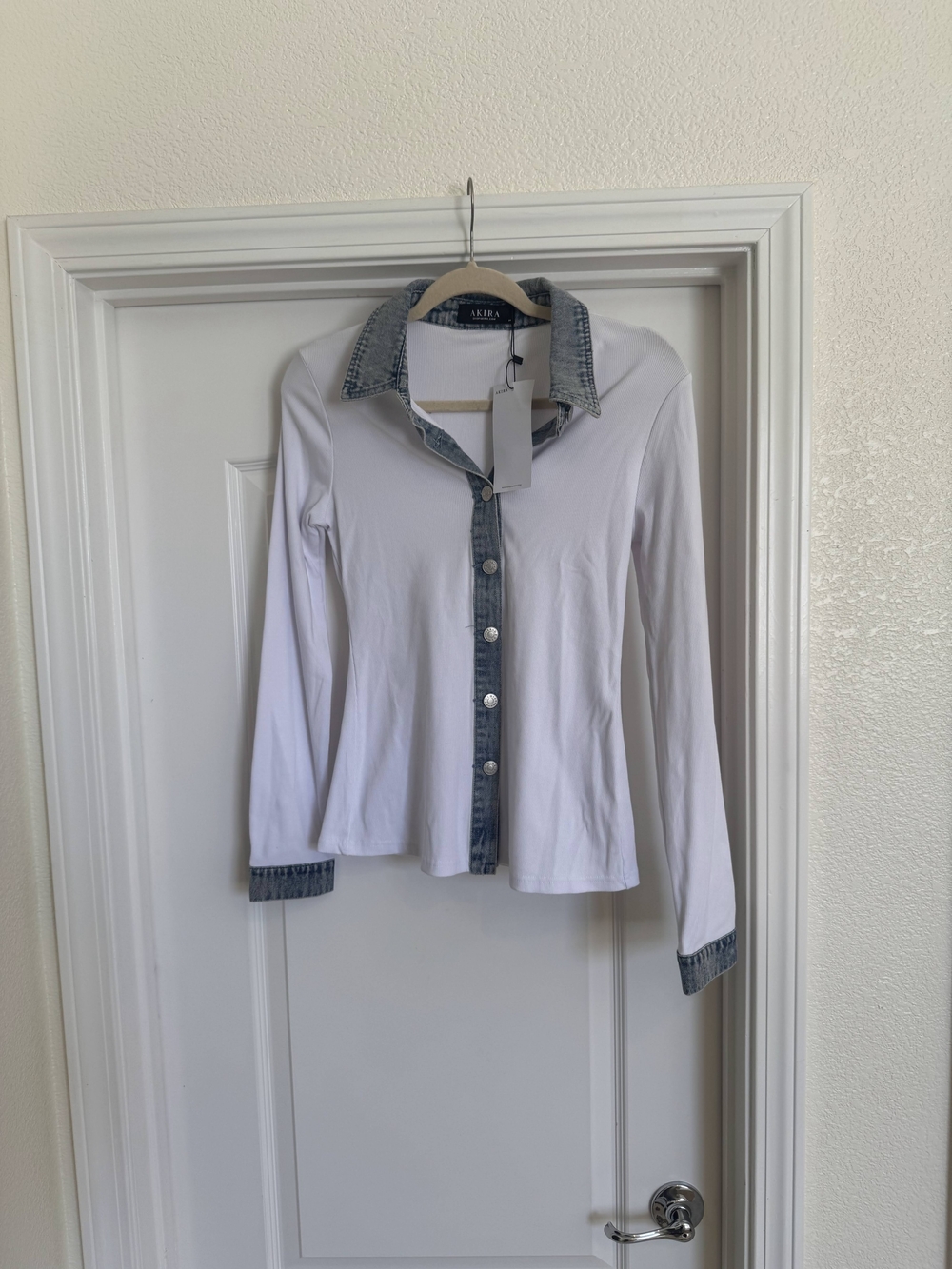 NWT AKIRA White Ribbed Button-Down Shirt with Denim Trim- Size M